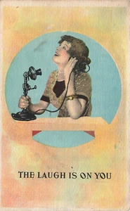 LÄCHELNDE FRAU AUF KERZENLEUCHTER TELEFON DAS LACHEN IST AUF DIR 1916 POSTKARTE 090224 T - Bild 1 von 2