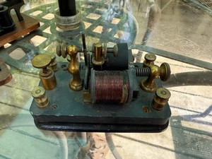 Early Telegraph Morse Code Relay on Metal Base - 150 OHMS - Photo 1/6