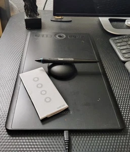 Wacom Intuos Pro Medium Digital Graphic Drawing Tablet - Black - Afbeelding 1 van 1