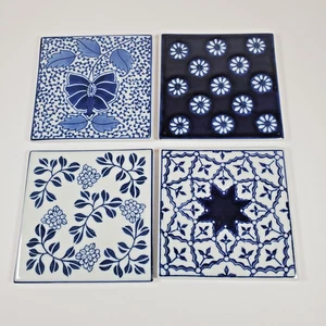 Vintage Keramik Fliese Untersetzer 4er Set Chinoiserie blau & weiß Blumen Sterne 4"x4" - Bild 1 von 4
