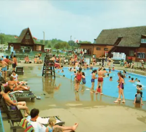 Escena de piscina en Wolf's KOA Kampground, Knox, PA 1960 postal vintage sin publicar - Imagen 1 de 6