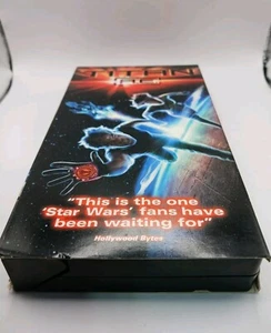 Titan A.E. VHS Fox 2000 Matt Damon, Drew Barrymore Sealed! Anime - Foto 1 di 3
