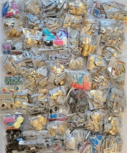 LOTE DE MÁS DE 5 LB Pares de Pendientes Venta al Mayor Nuevo Surtido Disfraz Joyería Tesoro Mixto - Imagen 1 de 10