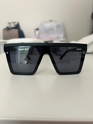 Nuevo QUAY Retrospectiva Gran Tamaño Unisex Negro Gafas de Sol/Barra Negra Mate Foto 1 de 2