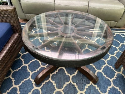 Antigua mesa de centro con rueda de carro con mucho carácter Foto 1 de 4