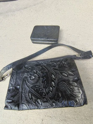 Bolsa tote de ombro de couro preta LODIS 8" com flor texturizada - Imagem 1 de 4