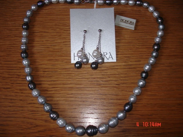 JUEGO DE PENDIENTES COLGANTES Y COLLAR HONORA DE PERLAS NEGRAS, GRISES Y BLANCAS NUEVO Foto 1 de 1