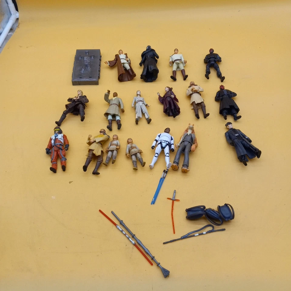 Lote de 17 figuras de acción Hasbro Star Wars de principios de la década de 2000’s Foto 1 de 4