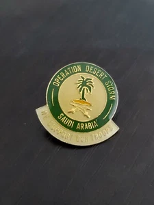 Sombrero Pin Operación Tormenta del Desierto Operación del Ejército de los Estados Unidos Arabia Saudita gc - Imagen 1 de 2