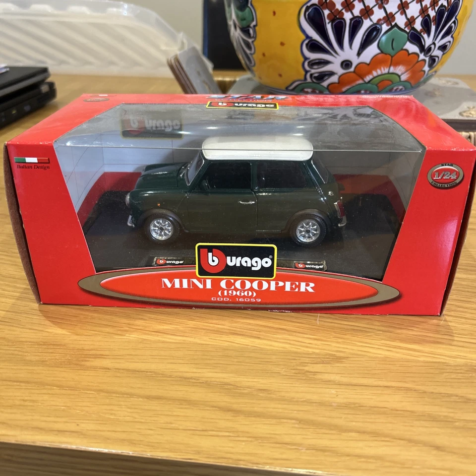 Burago 1/24 Scale Diecast - 1960 Mini Cooper - green/white Star Collection - Image 1 of 1