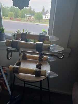 Lámpara de araña medieval Steampunk/francesa de principios del siglo XX, cambiada a eléctrica. 10 libras Foto 1 de 4