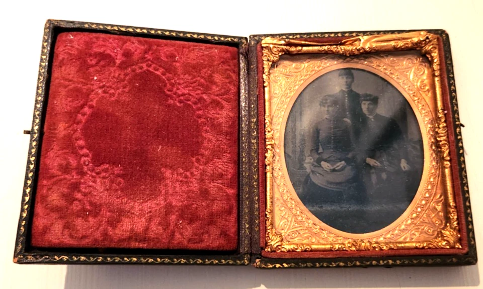 Civil War Tintype Photo, Original, Union Soldier & Women, Gutta Percha Case  - Image 1 of 4