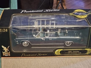 🇺🇸Road Signature Presidential Series 1961 Lincoln X-100 Kennedy Car 1:24 NIB - Picture 1 of 8