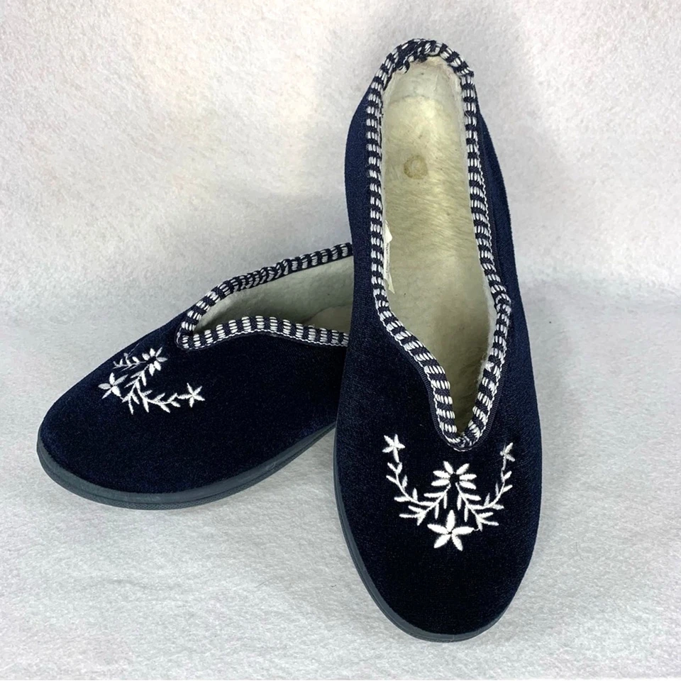 Zapatillas bordadas florales de terciopelo azul marino talla 9 zapatos de casa de campo de abuela Foto 1 de 4