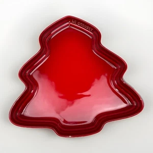 Le Creuset Stoneware Christmas Tree Cookie Plate 10” Noel Chrise Cherry Red - Picture 1 of 3