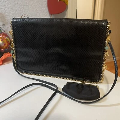 Bandolera vintage Judith Lieber negra con solapa de piel de serpiente con dijes Karung Foto 1 de 4