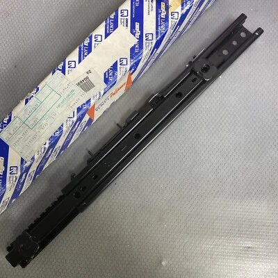 46991511 ПОДЛИННАЯ НОВАЯ НАПРАВЛЯЮЩАЯ ПРАВОГО ПЕРЕДНЕГО СИДЕНЬЯ ДЛЯ FIAT BRAVO '98-'01 - Изображение 1 из 4