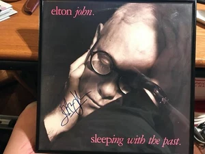 ELTON JOHN SIGNIERTES AUTOGRAMMALBUM - SCHLAFEN MIT DER VERGANGENHEIT - Bild 1 von 2
