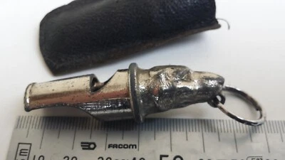 Ancien sifflet de chasse en métal en forme de tête de chien - Photo 1/4