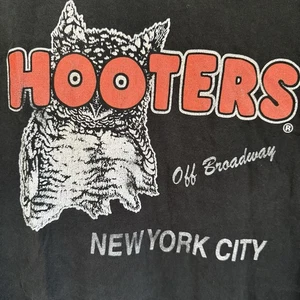 Jerzees Y2K HOOTERS Off Broadway New York 2XL T-Shirt - Bild 1 von 8