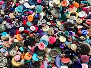 Buttons 1KG Mixed Button Wholesale Assorted Black Blue Pink Brown White Grey (A) - Picture 1 of 12