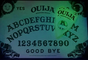 GLOW-IN-THE-DARK OUIJA BOARD Game Halloween 2001 Parker Bros Mystifying Oracle - Picture 1 of 2