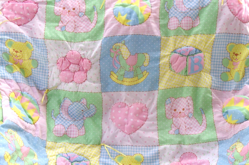 Edredón de bebé de retazos pastel de colección oso de peluche caballo mecedor cachorro elefante corazón Foto 1 de 2