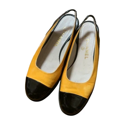 Zapatos de salón Chanel con plataforma con cordones naranja negro charol puntera de colección Foto 1 de 4