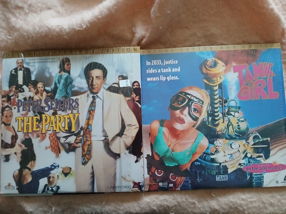 LOT OF 2 LASERDISCS - PETER SELLERS & TANK GIRL — 第 1/1 张图片