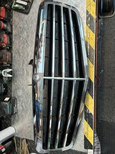 Mercedes E Klasse-2011 Frontgrill - Bild 1 von 3