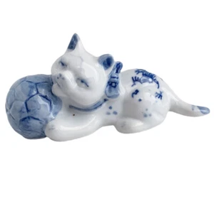 Cat Kitten With Soccer Ball Miniature Figurine Statue Blue & White Delft Style - Imagen 1 de 6