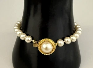 Talbots 7" goldfarben Faux 6 mm weiße Perlen Armband - Bild 1 von 11