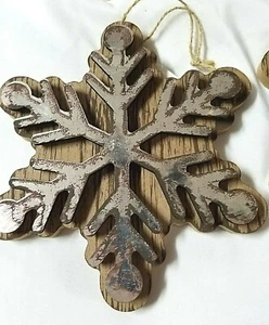 RAZ IMPORTA ADORNO NAVIDEÑO COPO DE NIEVE DE MADERA CON COPO DE NIEVE RÚSTICO ELEVADO NWT - Imagen 1 de 8