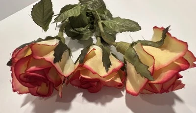 4 rosas artificiales de tallo largo de 2 tonos - amarillas y rosas con follaje; 20/21 pulgadas Foto 1 de 4