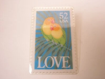 Sello de amor EE. UU. 52 centavos plástico recubierto vintage corbata solapa pin USPS n49 Foto 1 de 4
