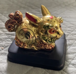 Figura de gato conejo Shui del zodiaco chino sobre soporte de madera dorado colorido ~ 2x2x2 - Imagen 1 de 8