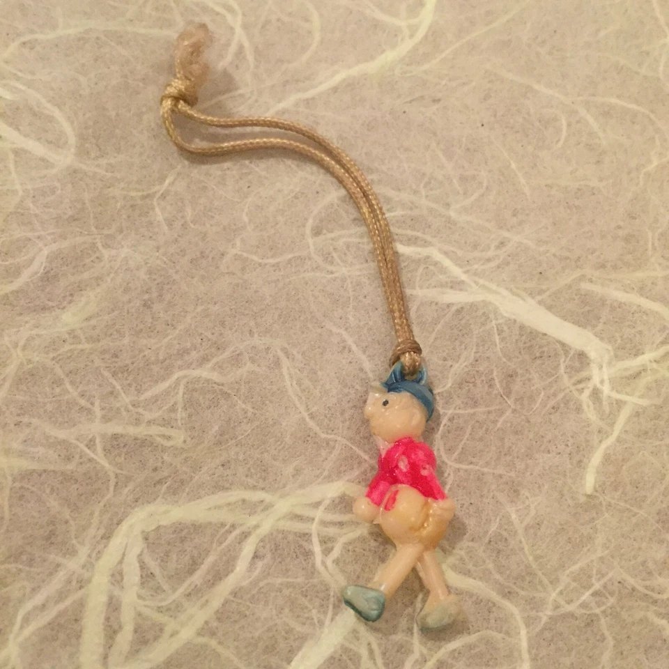 SL145 Lindo colgante niño plástico antiguo aprox 28 mm de alto, lazo superior (1) Foto 1 de 1