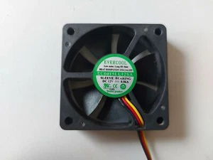 Ventilador de refrigeración Evercool 12V con estuche de cojinete de manguito interno (EC6015LL12SA) - Imagen 1 de 3