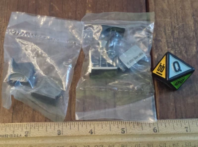 6 metal tokens & special 8-sided die from JAMES BOND 007 Scene It game - Image 1 of 4