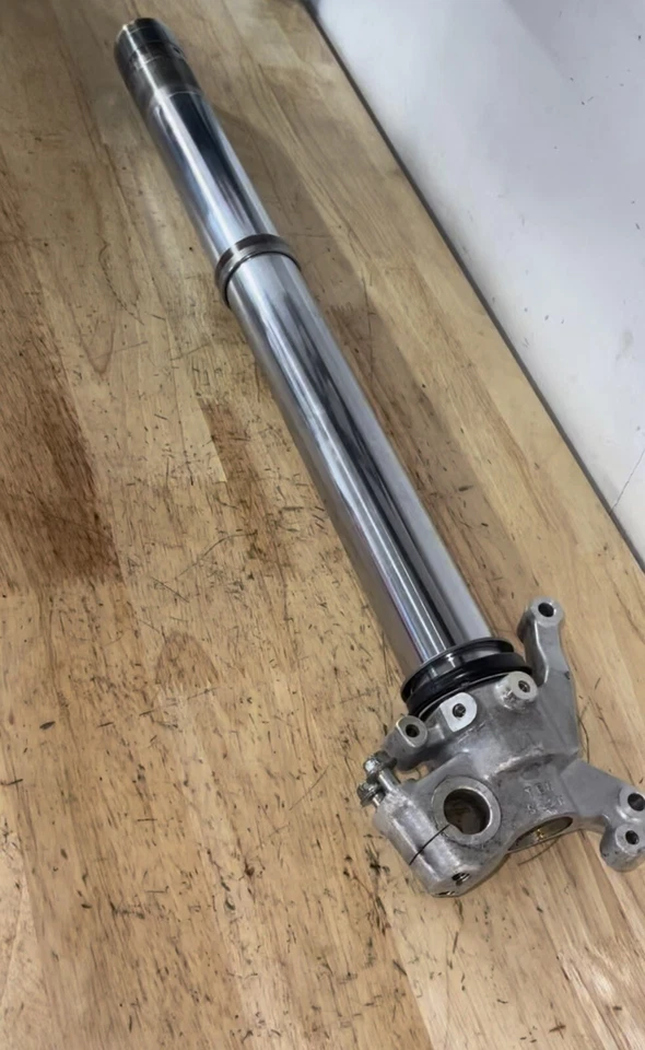 1997-2001 Honda CR250R CR250 Showa 47 мм вилка хромированная внутренняя трубка зажим нижний левый - Изображение 1 из 4