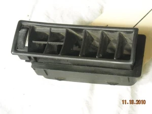 DASH VENT FRONT PASSENGER SIDE OEM MERCEDES BENZ 380SEC 1983 126 831 08 30 - Foto 1 di 1