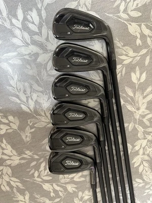 Titleist AP1 718 Ferri oscuranti (alberi in acciaio nero flessibili regolari) - Immagine 1 di 4