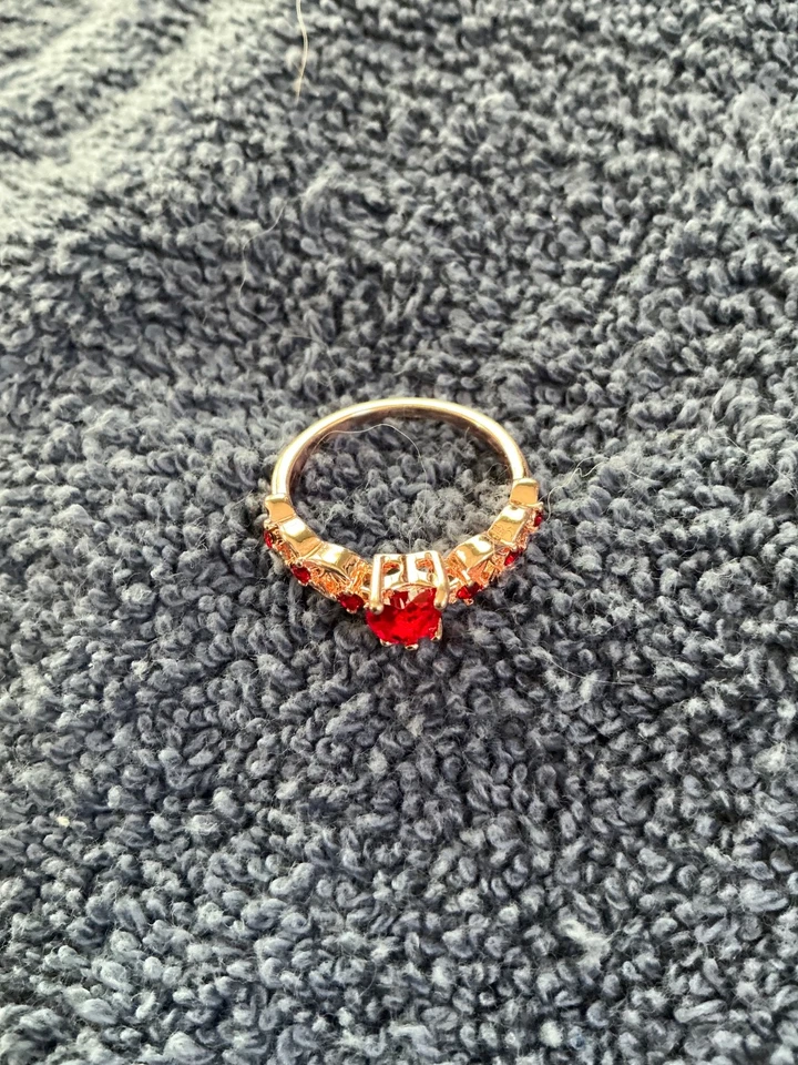 Anillo. Color oro rosa. Con Piedra Corazón Rojo y 6 Piedras Laterales Talla 8 Foto 1 de 4
