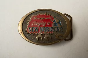Snap On Charging to New Horizons Gürtelschnalle (B2C) Solid Brass BTS SSX-1410 - Bild 1 von 6