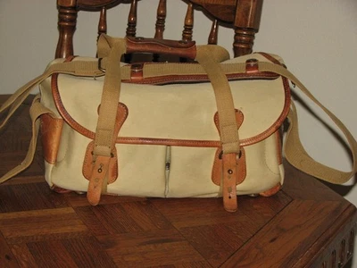 VINTAGE BANANA REPUBLIC BILLINGHAM KHAKI CANVAS/LEATHER CORRESPONDENT CAMERA BAG - Image 1 of 4