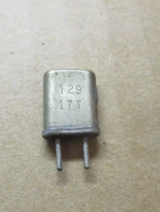 M-Tron 129 17T Radio Crystal 1/32" Diameter X 3/16" Spaced Pins Vintage - Zdjęcie 1 z 4