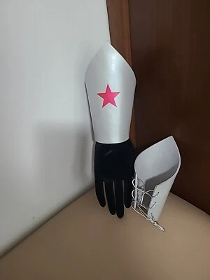 Puños de cuero plateado Super Hero para dama con estrella roja  Foto 1 de 4