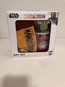 Star Wars - The Mandalorian Geschenkset (12 Unzen Tasse, Crew-Socken und Schlüsselanhänger) - Bild 1 von 2