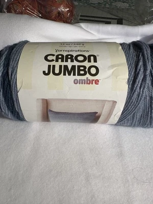 Caron Jumbo Ombre en Jeans Desteñidos 12 OZ madejas 595 yardas #4 100 % acrílico lote de 2 Foto 1 de 4