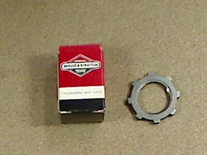 Nuevo Old Stock 261409 Silenciador Locknut Briggs & Stratton * Vendedor de EE. UU. - Imagen 1 de 2